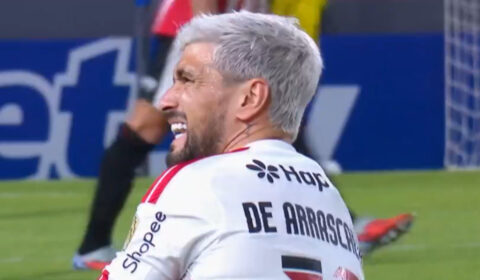 Preocupação no Flamengo: Arrascaeta é substituído no início de jogo contra o Estudiantes