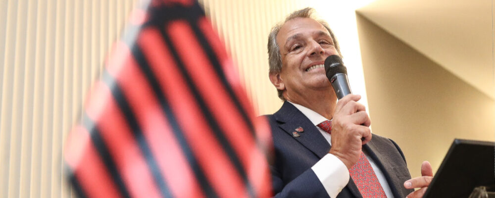 Presidente do Flamengo detona gramados sintéticos: ‘Campo de plástico’