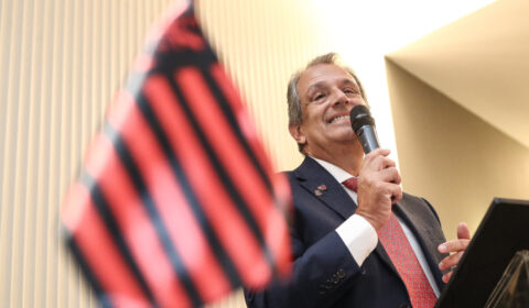 Presidente do Flamengo detona gramados sintéticos: ‘Campo de plástico’