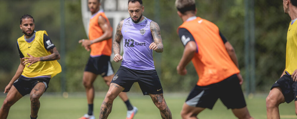 Recuperado de lesão, volante fica à disposição no Atlético e pode enfrentar o Athletico-PR