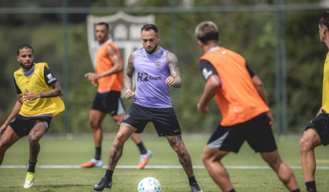 Recuperado de lesão, volante fica à disposição no Atlético e pode enfrentar o Athletico-PR