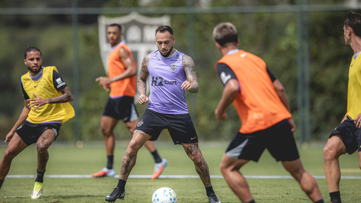 Recuperado de lesão, volante fica à disposição no Atlético e pode enfrentar o Athletico-PR