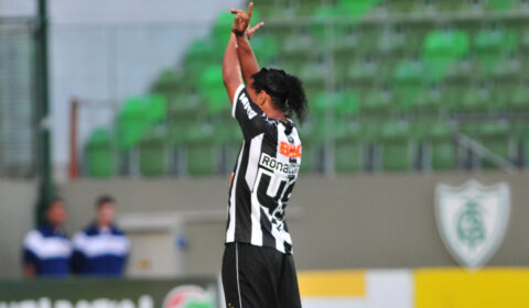 Ronaldinho exalta conexão com torcida do Atlético em documentário da Netflix