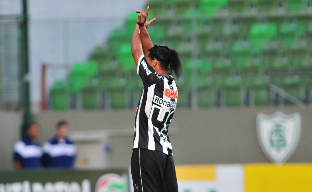 Ronaldinho exalta conexão com torcida do Atlético em documentário da Netflix