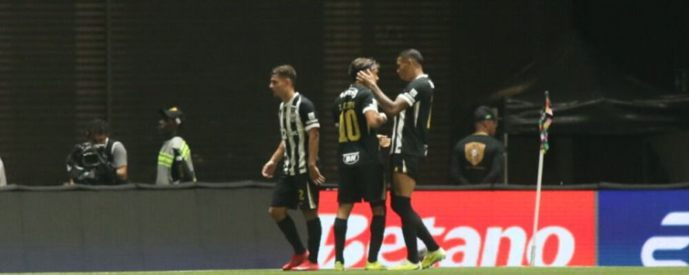 Scarpa arrisca de fora da área e marca gol pelo Atlético contra o Athletico-PR