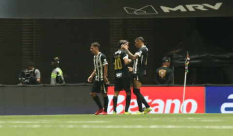 Scarpa arrisca de fora da área e marca gol pelo Atlético contra o Athletico-PR