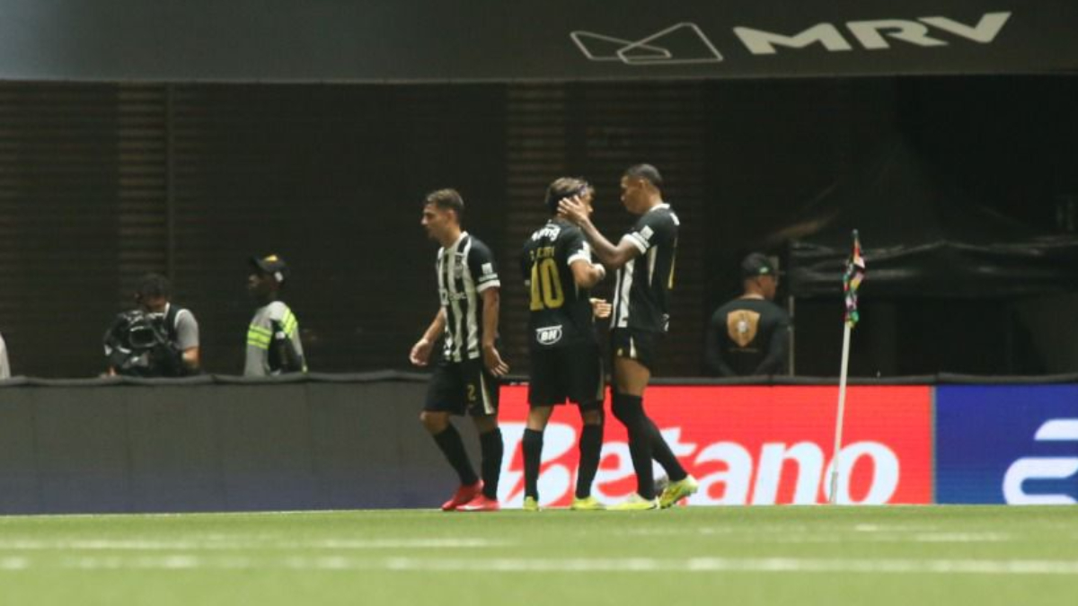 Scarpa arrisca de fora da área e marca gol pelo Atlético contra o Athletico-PR