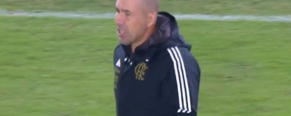 Técnicos ‘invadem’ campo e são expulsos em Estudiantes x Flamengo