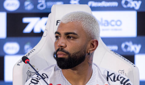 Vaiado, Gabigol pede compreensão à torcida do Santos: ‘Não entendeu que o jogo estava difícil’