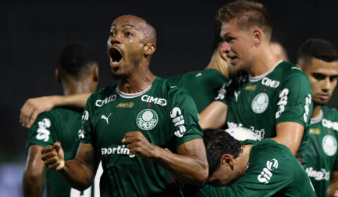 Volante marca dois, Palmeiras bate Grêmio e segue na liderança do Brasileiro
