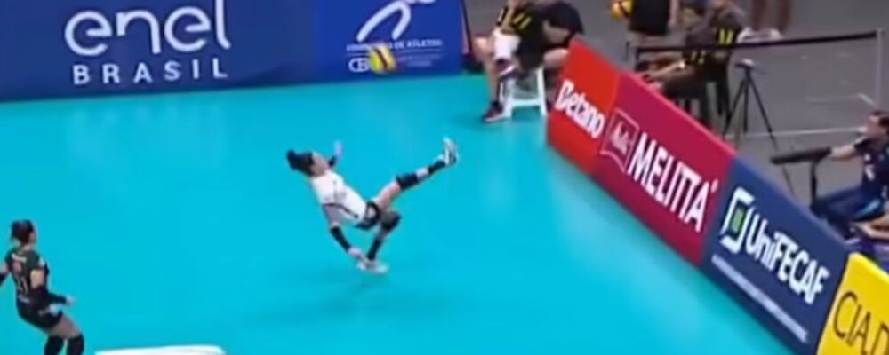 Vôlei: jogadora salva bola ‘à la Fabi’ durante jogo da Superliga; vídeo