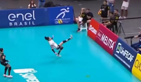 Vôlei: jogadora salva bola ‘à la Fabi’ durante jogo da Superliga; vídeo