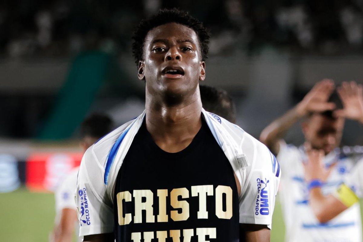 Zagueiro do Cruzeiro explica golaço: ‘Minha característica’