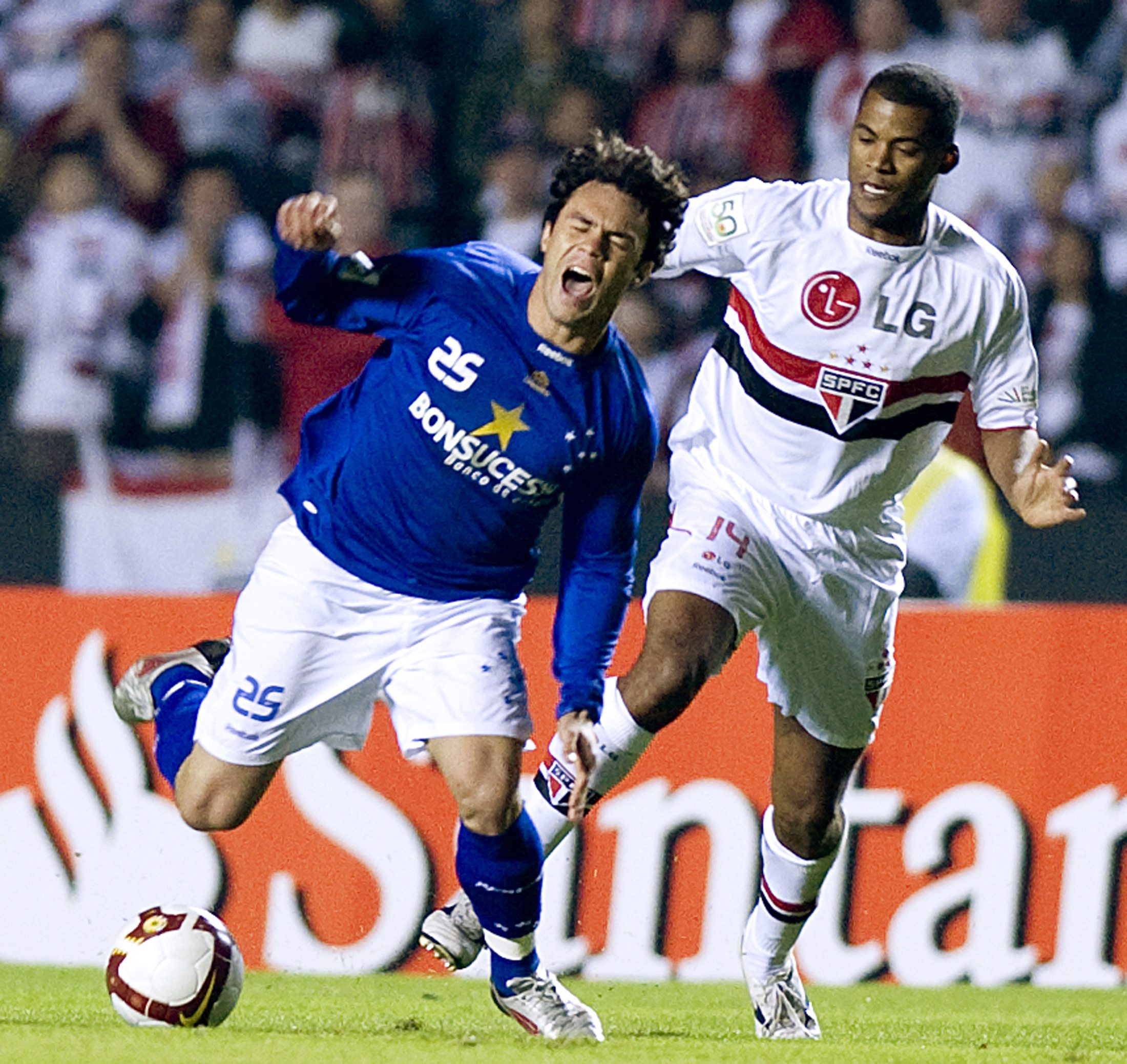Kléber disputa bola com Renato Silva em 2009 - (foto: REUTERS/Junior Lago  (BRAZIL SPORT SOCCER))