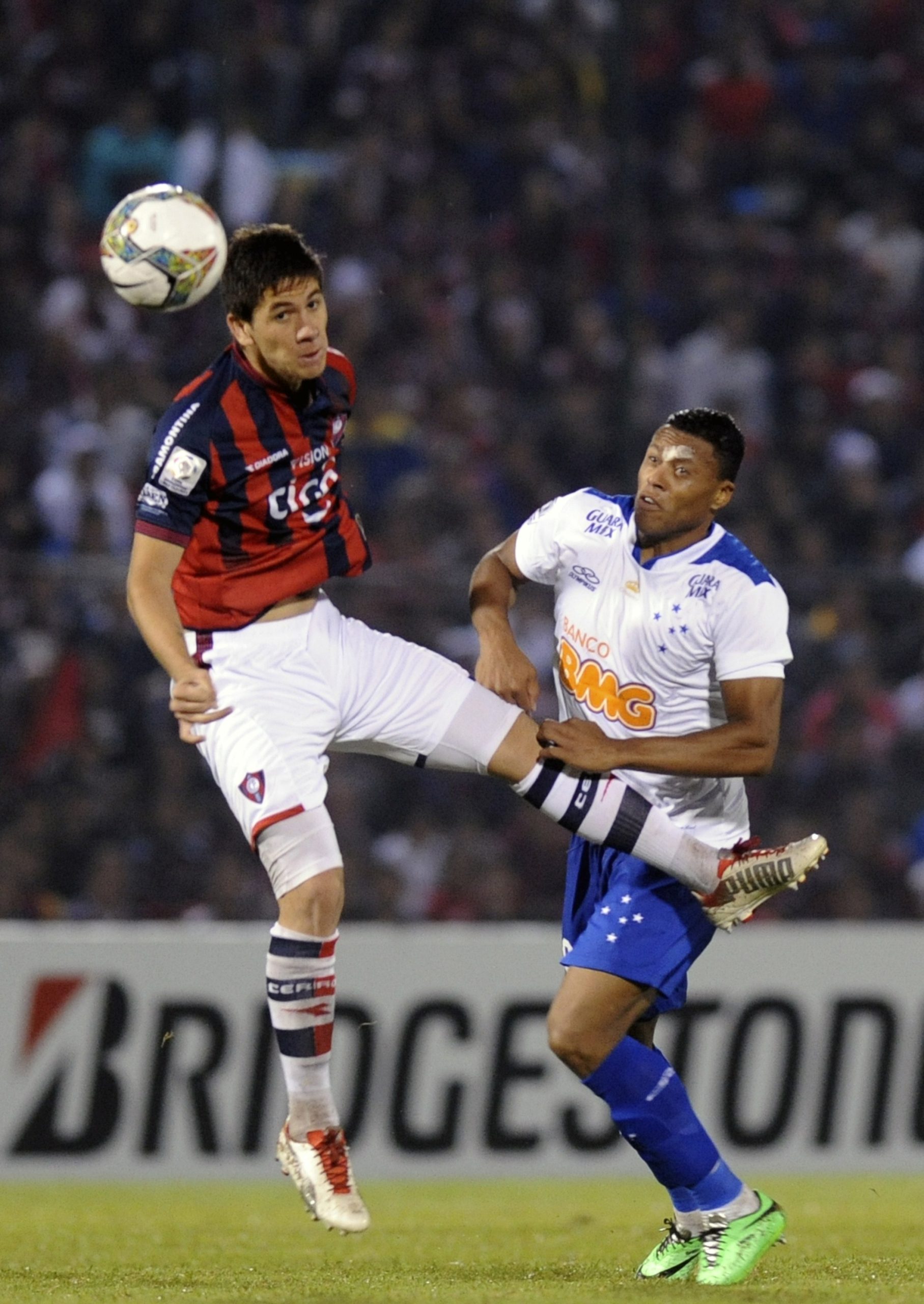 Júlio Baptista no jogo contra o Cerro Porteño em 2014 - (foto: AFP PHOTO / Norberto Duarte)