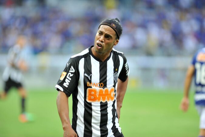 Ronaldinho em ação pelo Atlético em clássico contra o Cruzeiro - (foto: Alexandre Guzanshe/EM/D.A Press)