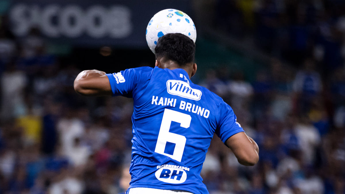 Kaiki, lateral-esquerdo do Cruzeiro, durante partida no Mineirão - (foto: Gustavo Aleixo/Cruzeiro)