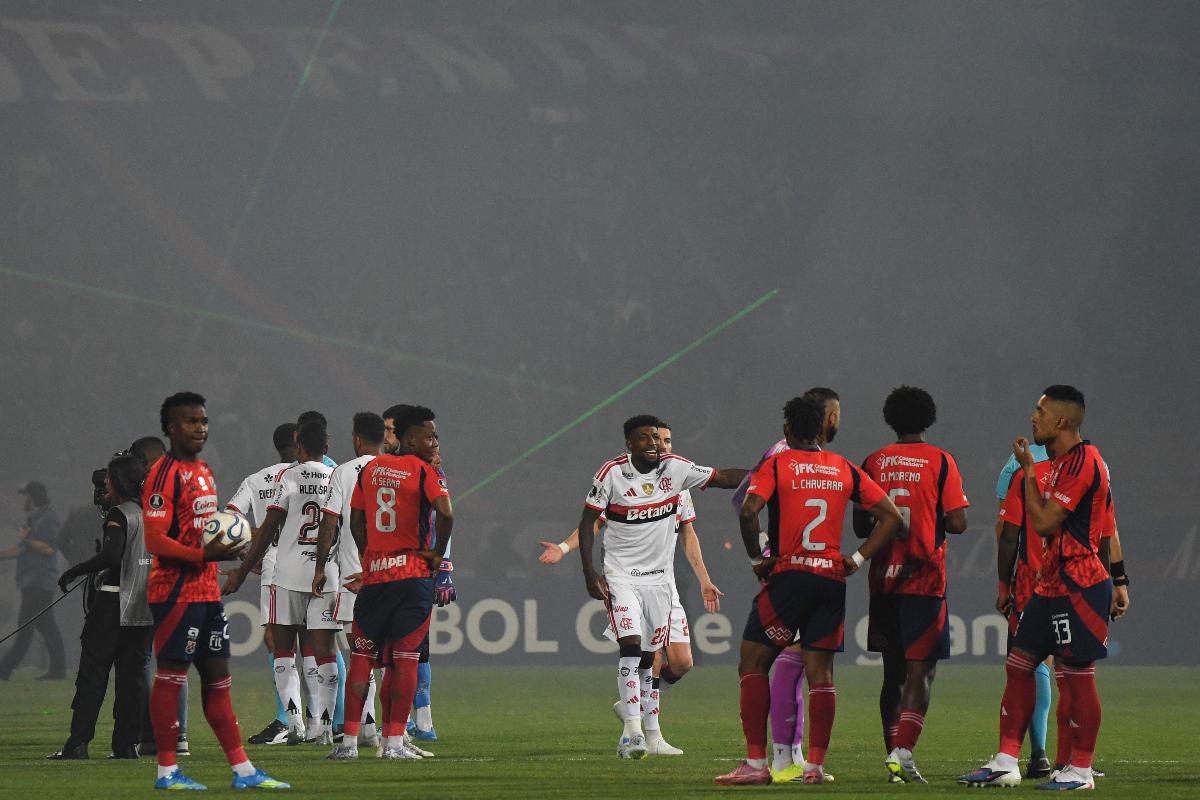 Jogo entre Medellín e Flamengo foi paralisado aos 2 minutos do primeiro tempo - (foto: Jaime SALDARRIAGA / AFP)