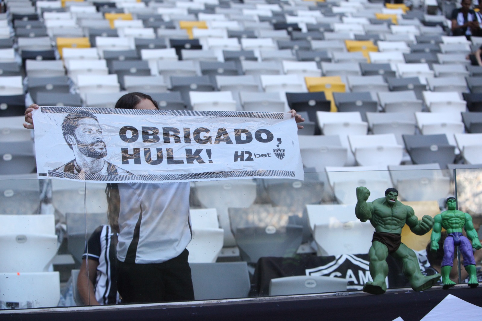 Imagem das homenagens feitas pelo Atlético e pela torcida a Hulk