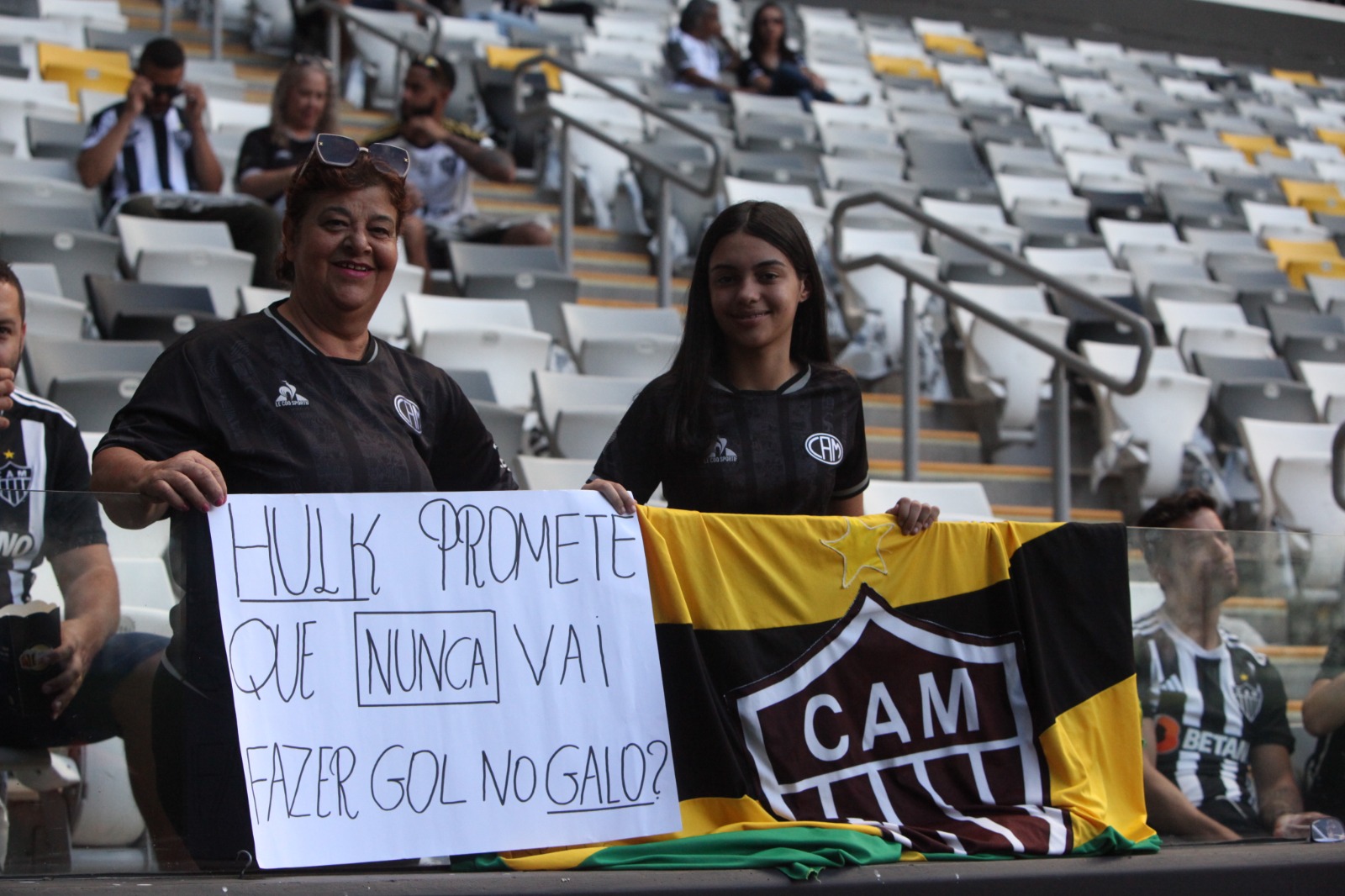 Imagem das homenagens feitas pelo Atlético e pela torcida a Hulk