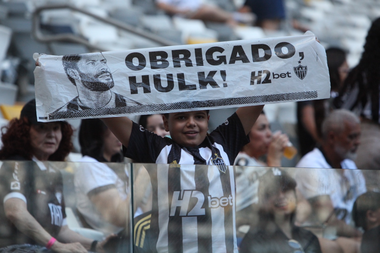 Imagem das homenagens feitas pelo Atlético e pela torcida a Hulk