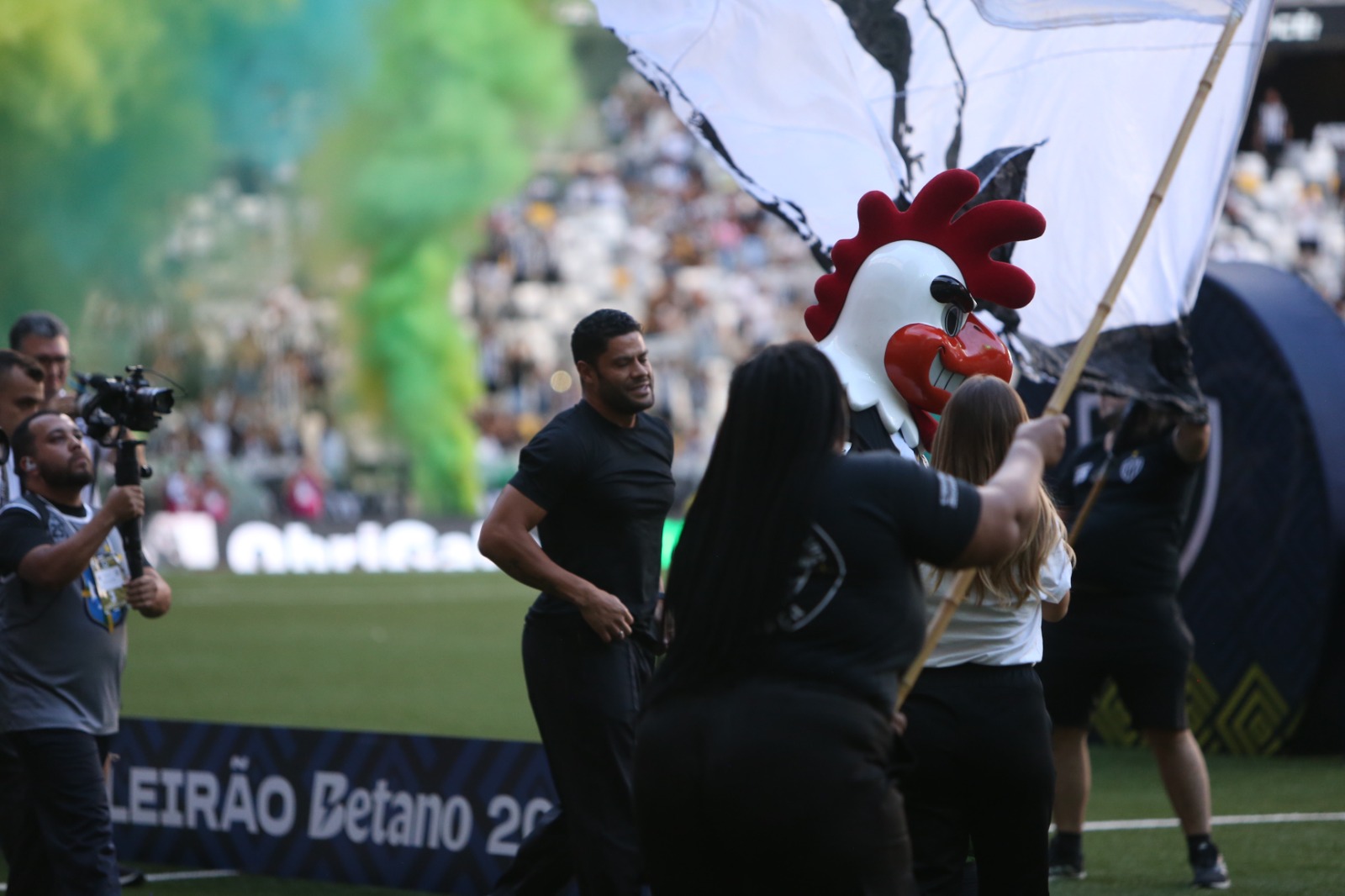 Imagem das homenagens feitas pelo Atlético e pela torcida a Hulk