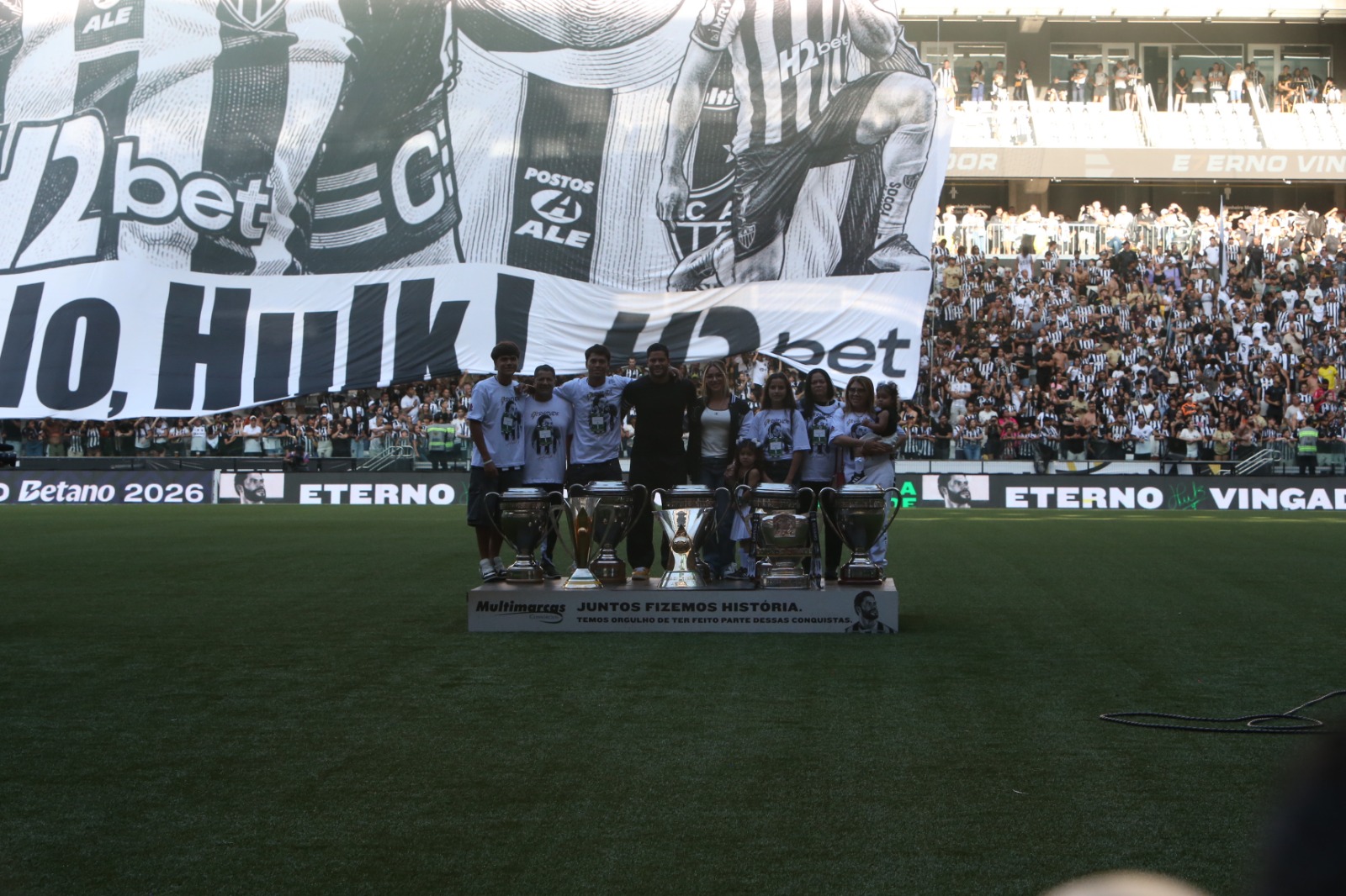 Imagem das homenagens feitas pelo Atlético e pela torcida a Hulk