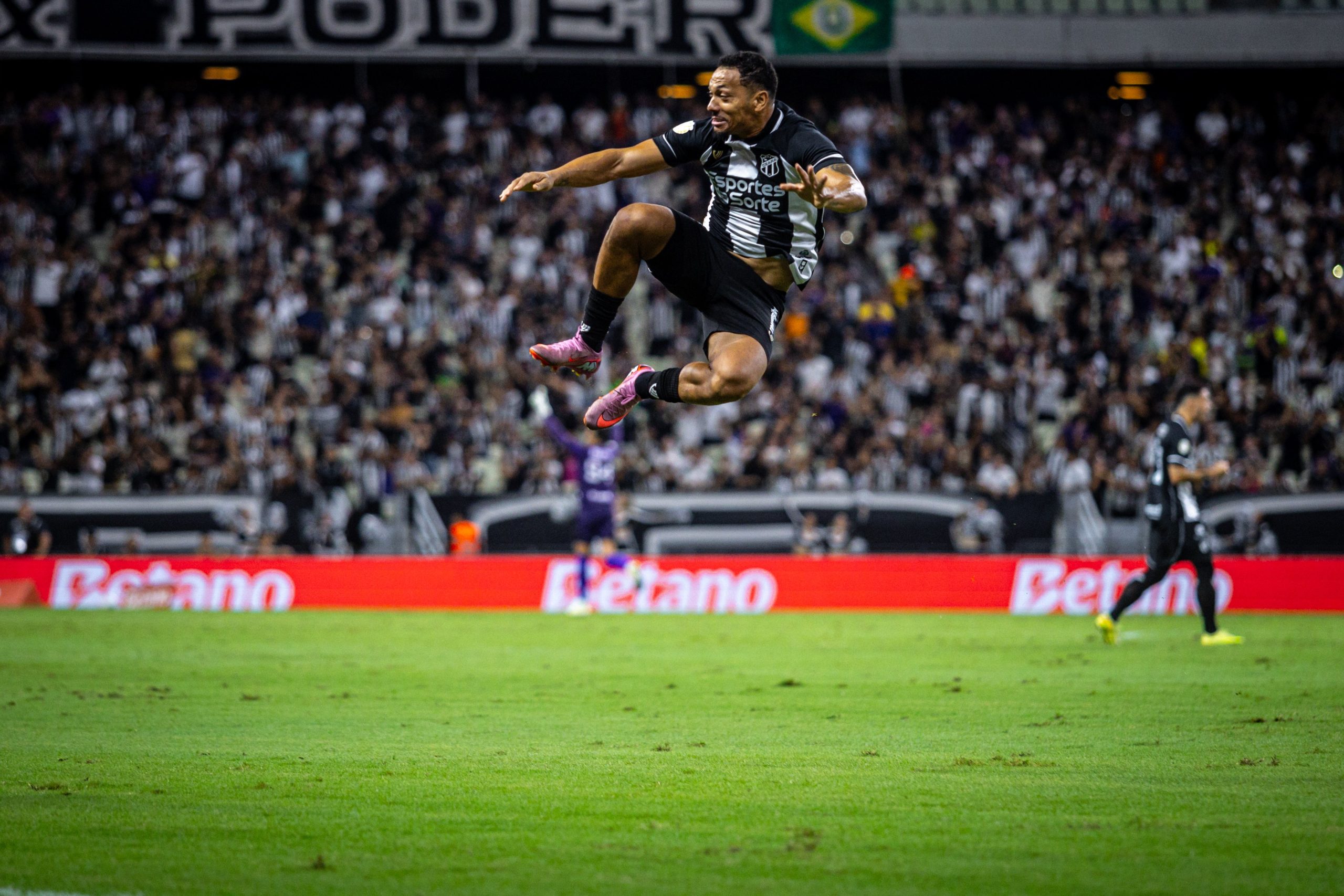 Lei do ex: Alex Silva comemora gol pelo Ceará diante do Atlético - (foto: Felipe Santos/Ceará)