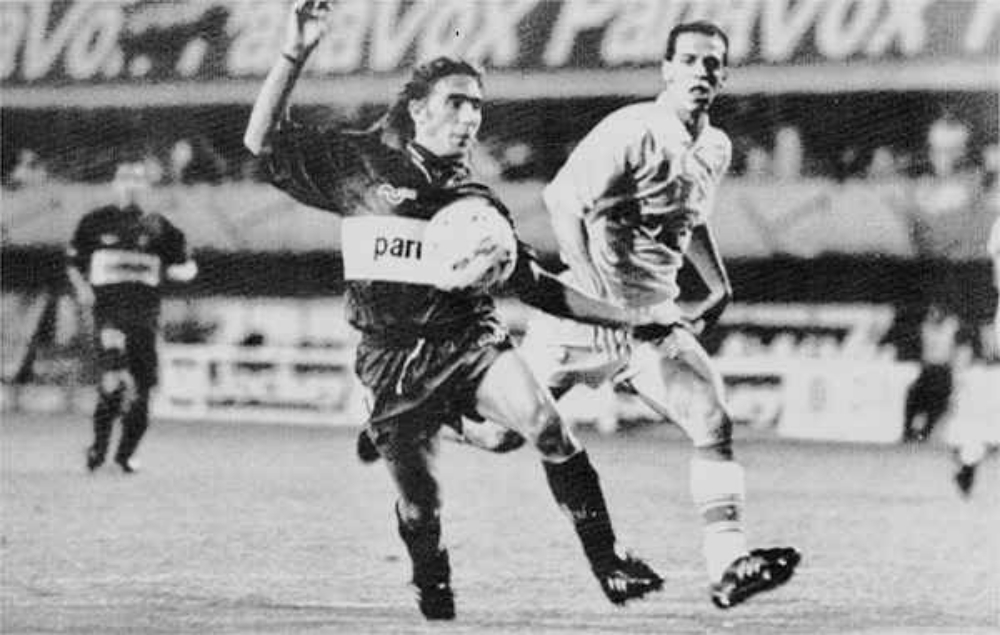 Jogadores de Boca Juniors e Cruzeiro na Bombonera em 1994 - (foto: Arquivo Estado de Minas)