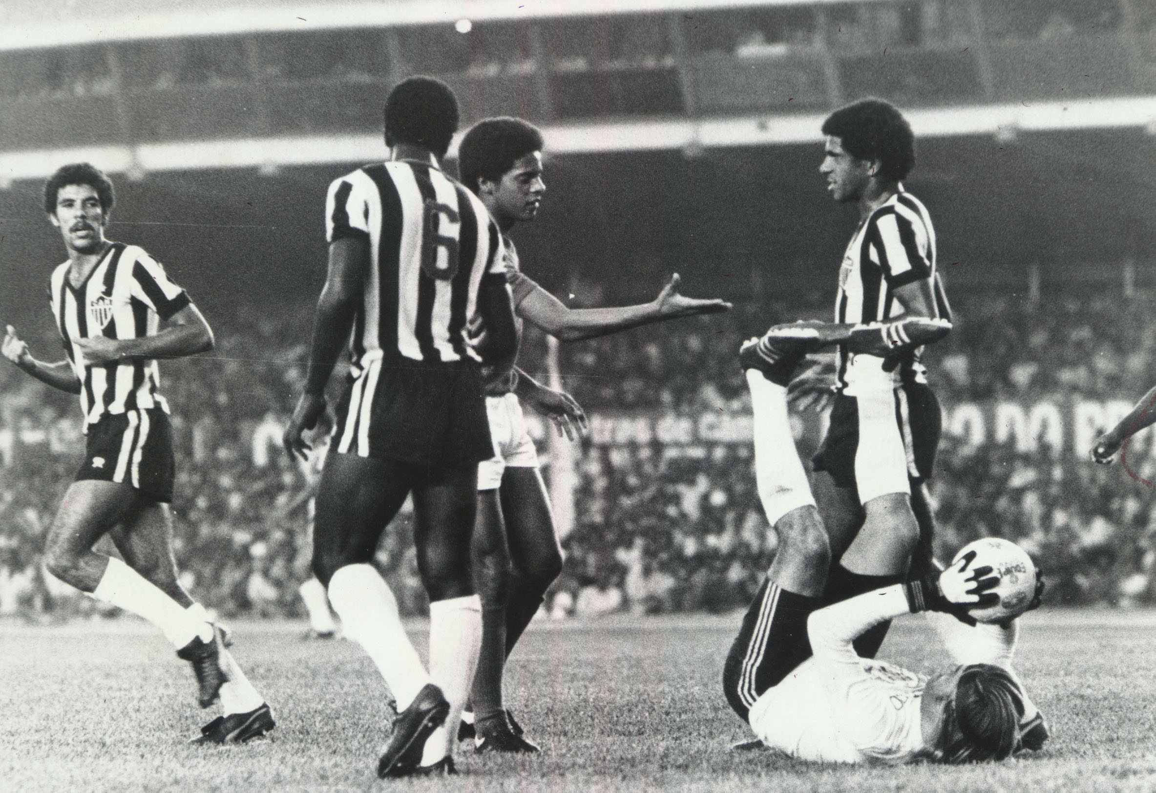 Goleiro Ortiz, Toninho Cerezo (à esquerda) e outros jogadores do Atlético, em jogo contra o Cruzeiro - (foto: Arquivo/Estado de Minas)