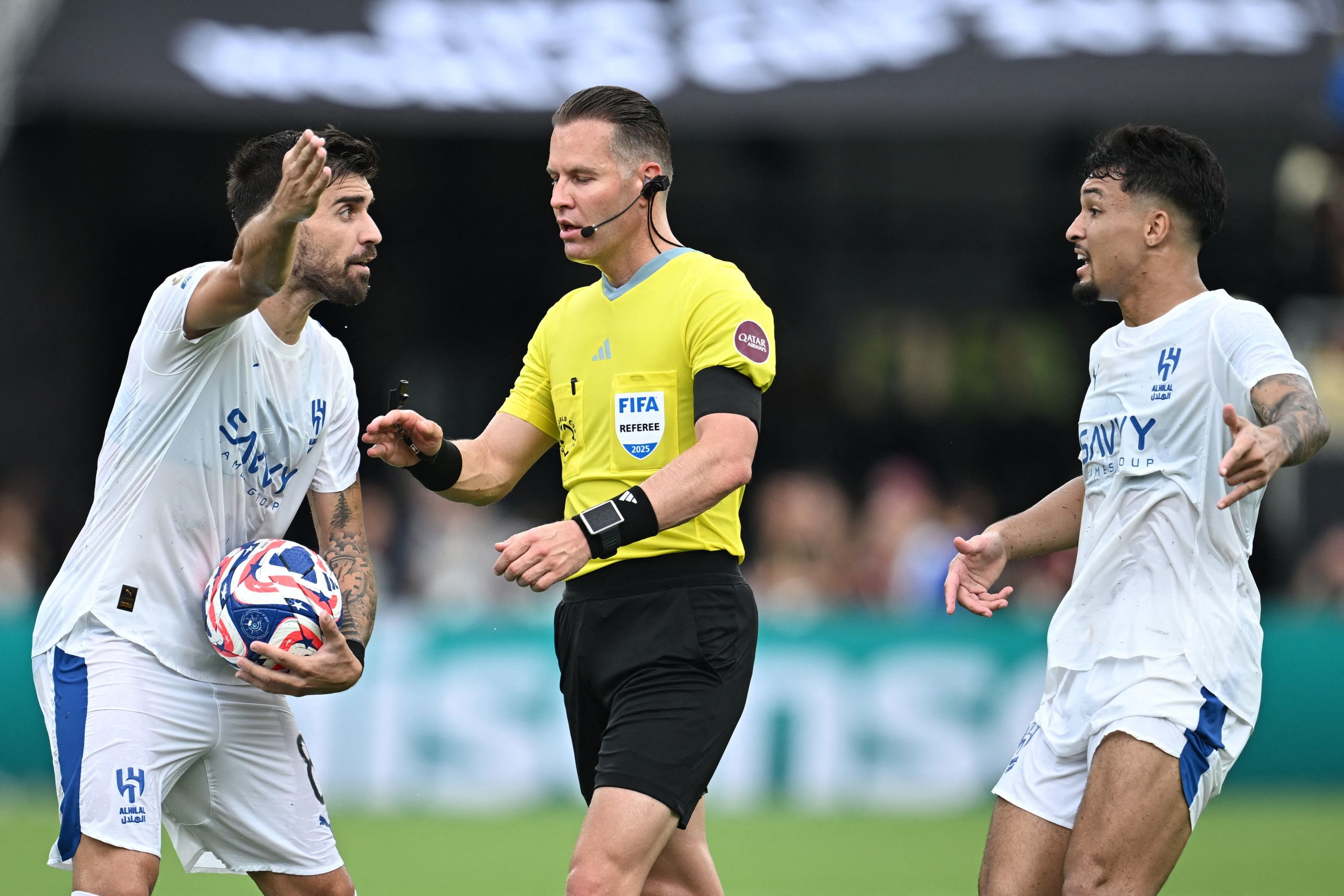 Ruben Neves e Marcols Leonardo em ação pelo Al-Hilal, no Mundial de Clubes - (foto: Paul ELLIS / AFP)