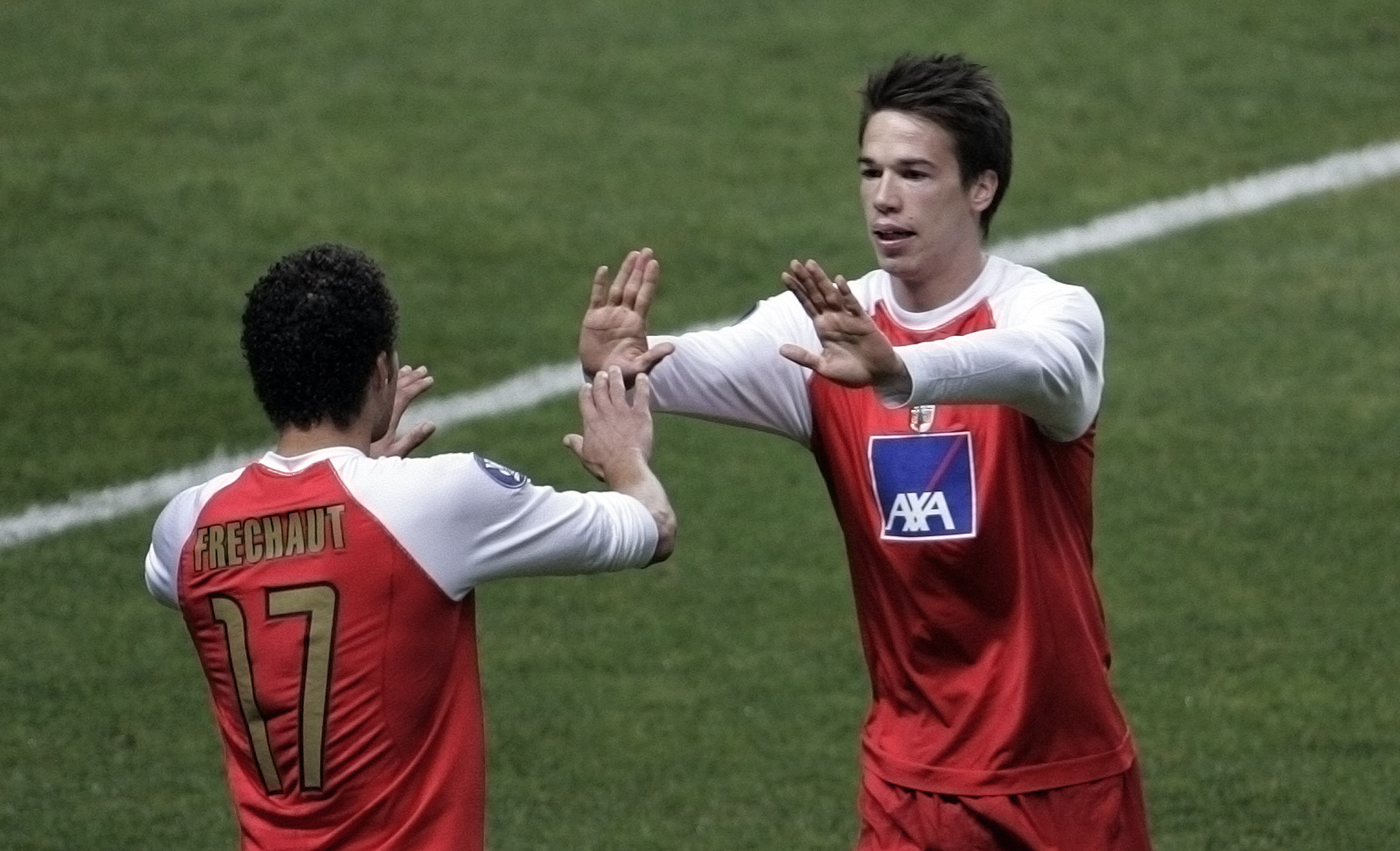 Nuno Frechaut e Roland Linz celebram gol do Estrela Vermelha, em 2007 - (foto: Nacho Doce/REUTERS)