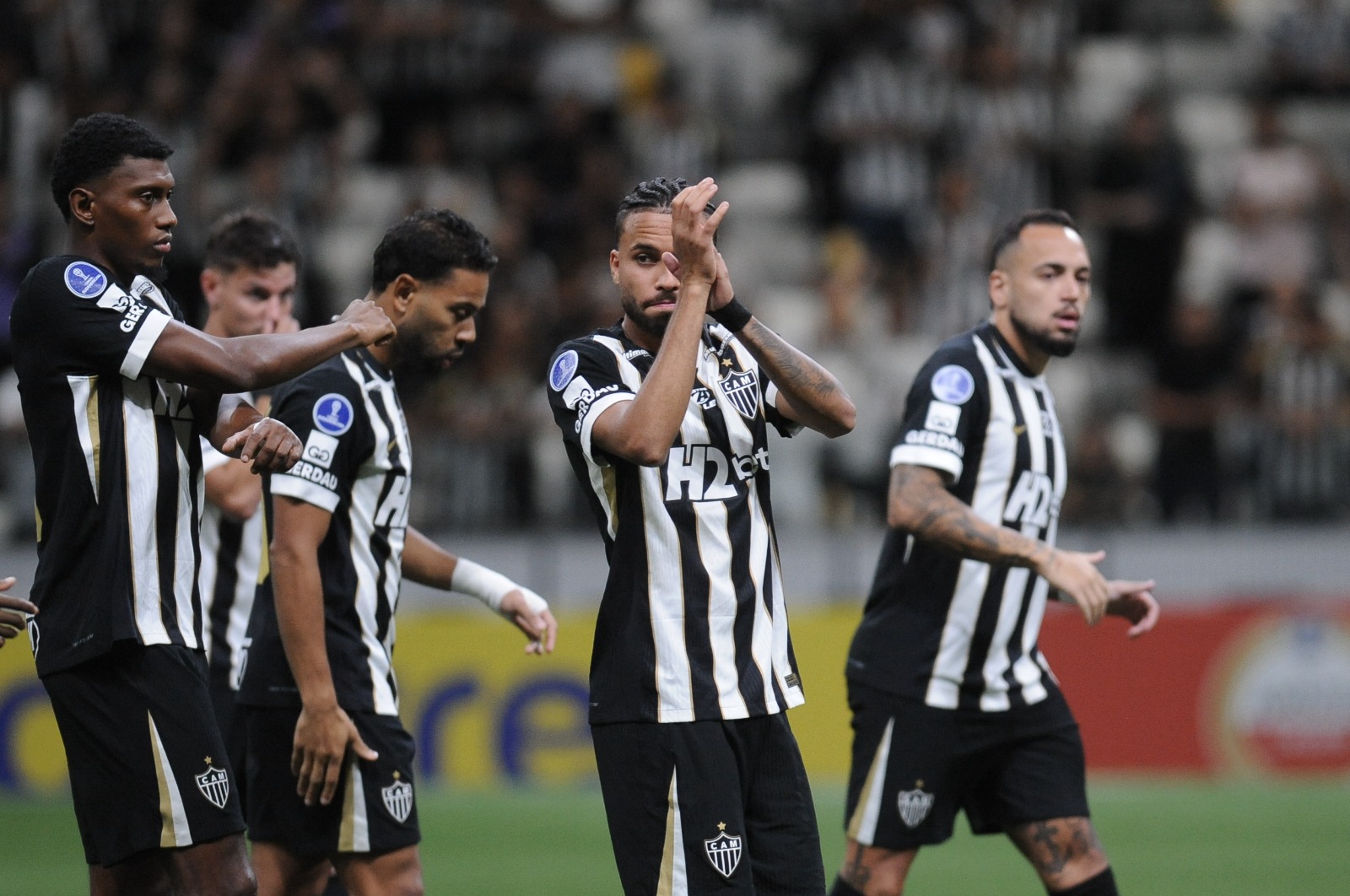 Alexsander aplaude torcedores do Atlético antes de jogo na Arena MRV - (foto: Alexandre Guzanshe/EM/D.A. Press)