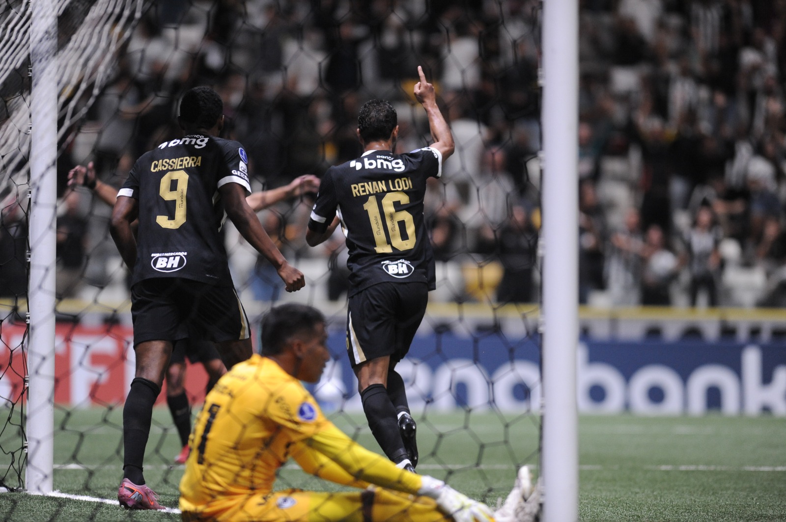 Renan Lodi comemora gol contra o Cienciano - (foto: Alexandre Guzanshe/EM/D.A. Press) Renan Lodi comemora gol contra o Cienciano - (foto: Alexandre Guzanshe/EM/D.A. Press)
