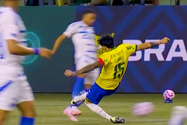 Entrada de Gustavo Gómez, do Palmeiras, em Wanderson, do Cruzeiro - (foto: Reprodução)