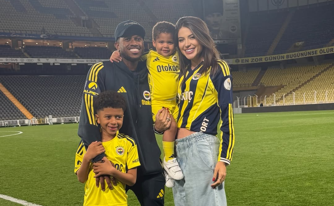 Fred, meio-campista do Fenerbahçe-TUR, com a esposa Monique Salum e os filhos Benjamin e Bento - (foto: Reprodução/Instagram/Monique Salum) Fred, meio-campista do Fenerbahçe-TUR, com a esposa Monique Salum e os filhos Benjamin e Bento - (foto: Reprodução/Instagram/Monique Salum)