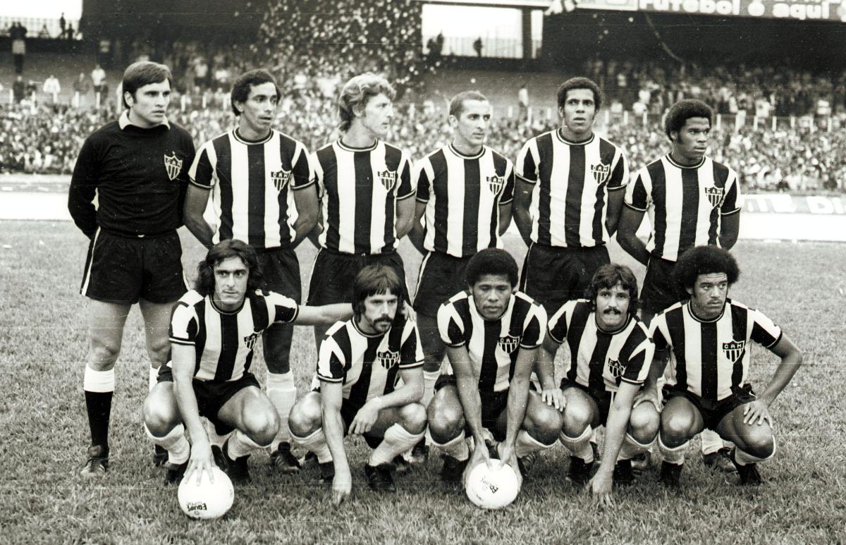 Time do Atlético que enfrentou o Cruzeiro na final do Campeonato Mineiro de 1972, da esquerda para a direita (primeiro os levantados, depois os agachados): Mazurkiewicz, Oldair, Raul Fernandes, Vantuir e Claudio, Vanderlei, Spencer, Guerino, Dario, Lola e Romeu. - (foto: Arquivo Estado de Minas (3/9/1972)) Time do Atlético que enfrentou o Cruzeiro na final do Campeonato Mineiro de 1972, da esquerda para a direita (primeiro os levantados, depois os agachados): Mazurkiewicz, Oldair, Raul Fernandes, Vantuir e Claudio, Vanderlei, Spencer, Guerino, Dario, Lola e Romeu. - (foto: Arquivo Estado de Minas (3/9/1972))