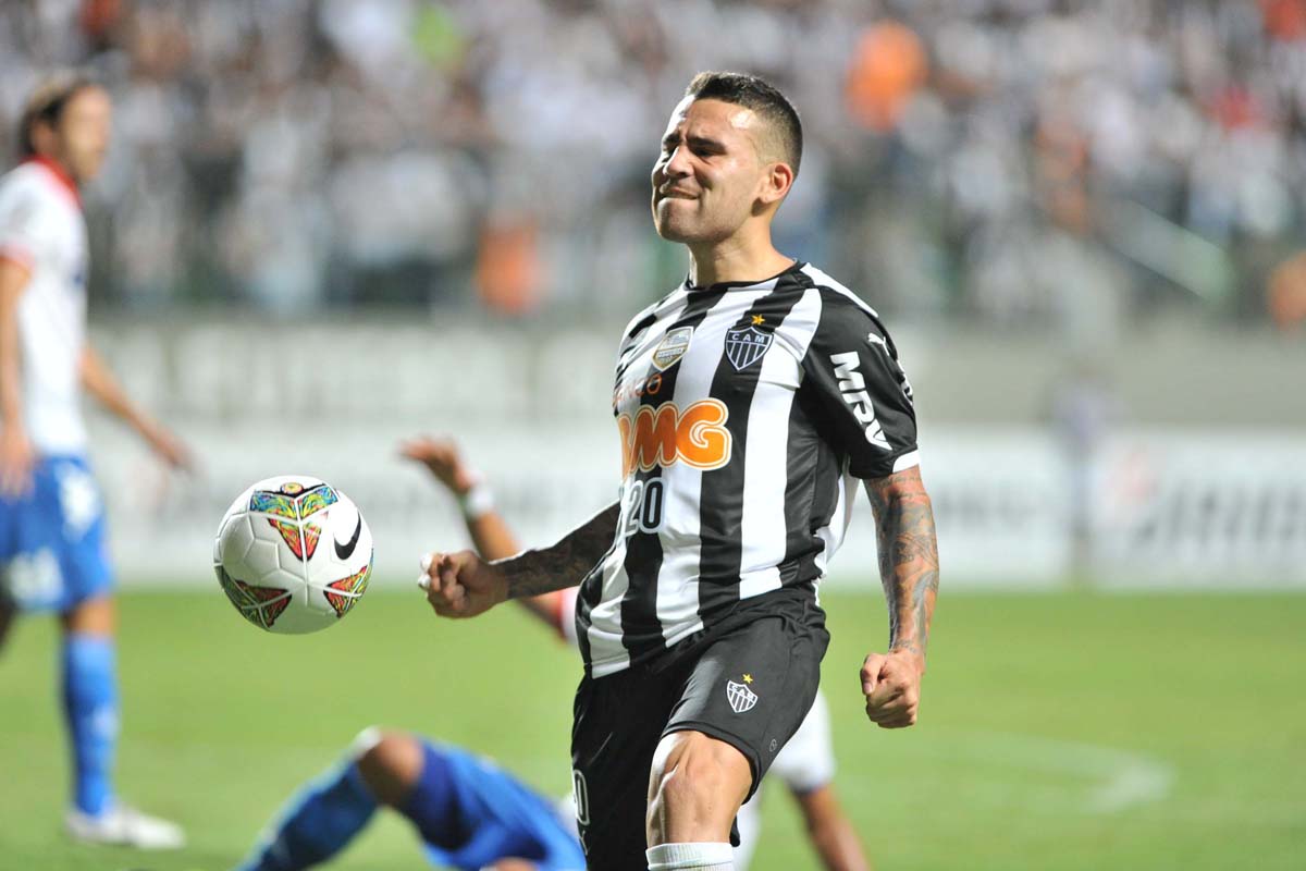 Otamendi em ação pelo Atlético contra o Nacional-URU na Libertadores de 2014 - (foto: Alexandre Guzanshe/EM/D.A Press)