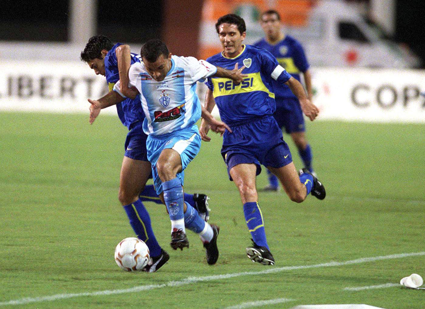 Lance da partida entre Paysandu e Boca Juniors, pela Copa Libertadores de 2003, no Mangueirão, em Belém - (foto: O LIBERAL/AE)