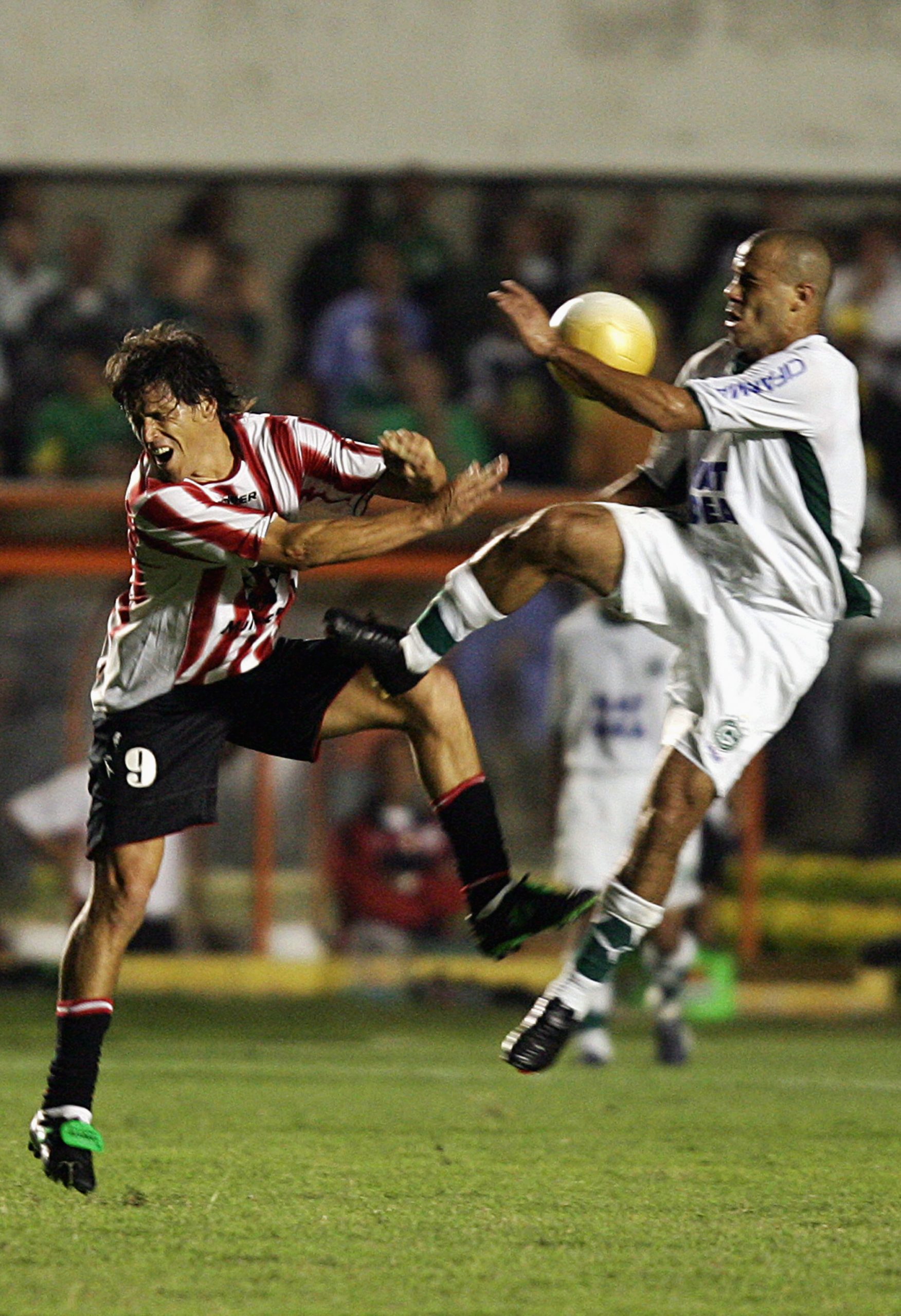 Lance da partida entre Sao Caetano e Olimpia, no Estadio do Pacaembu, na final da Copa Libertadores de 2002 - (foto: Andre Penner)