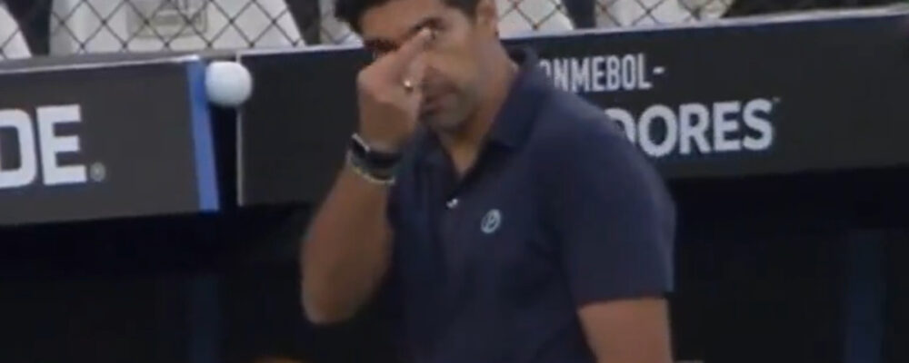 Abel Ferreira faz gesto obsceno em vitória do Palmeiras na Libertadores