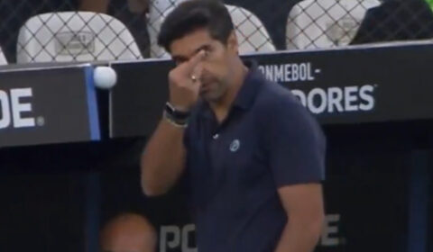 Abel Ferreira faz gesto obsceno em vitória do Palmeiras na Libertadores