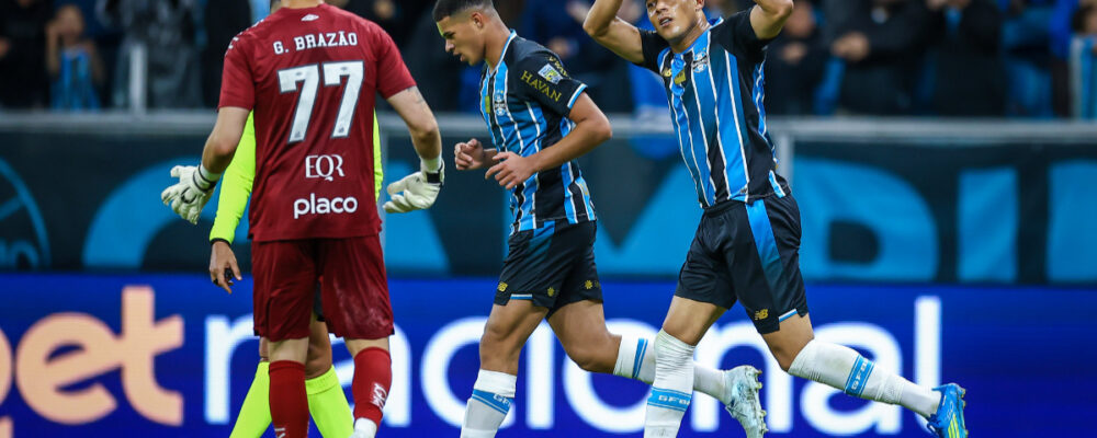 Artilheiro comanda virada, Grêmio vence e empurra Santos ao Z4 do Brasileiro