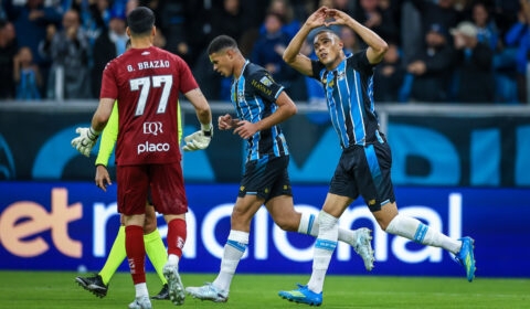 Artilheiro comanda virada, Grêmio vence e empurra Santos ao Z4 do Brasileiro