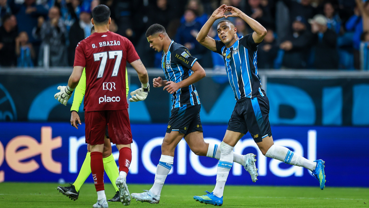 Artilheiro comanda virada, Grêmio vence e empurra Santos ao Z4 do Brasileiro