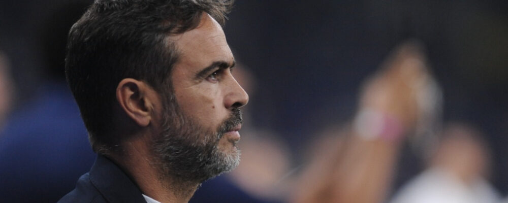 Artur Jorge deixa trabalho em segundo plano para tecer elogios a jogadores do Cruzeiro