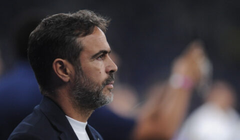 Artur Jorge deixa trabalho em segundo plano para tecer elogios a jogadores do Cruzeiro