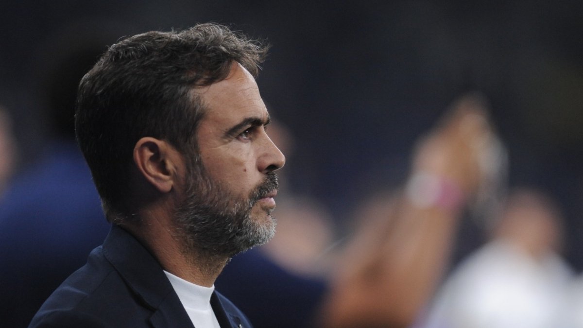 Artur Jorge deixa trabalho em segundo plano para tecer elogios a jogadores do Cruzeiro