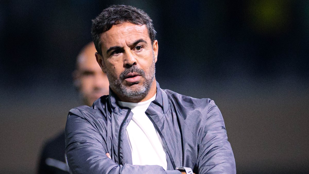 Artur Jorge ‘cobra’ posicionamento do Cruzeiro contra arbitragem: ‘Spindel tem que falar’