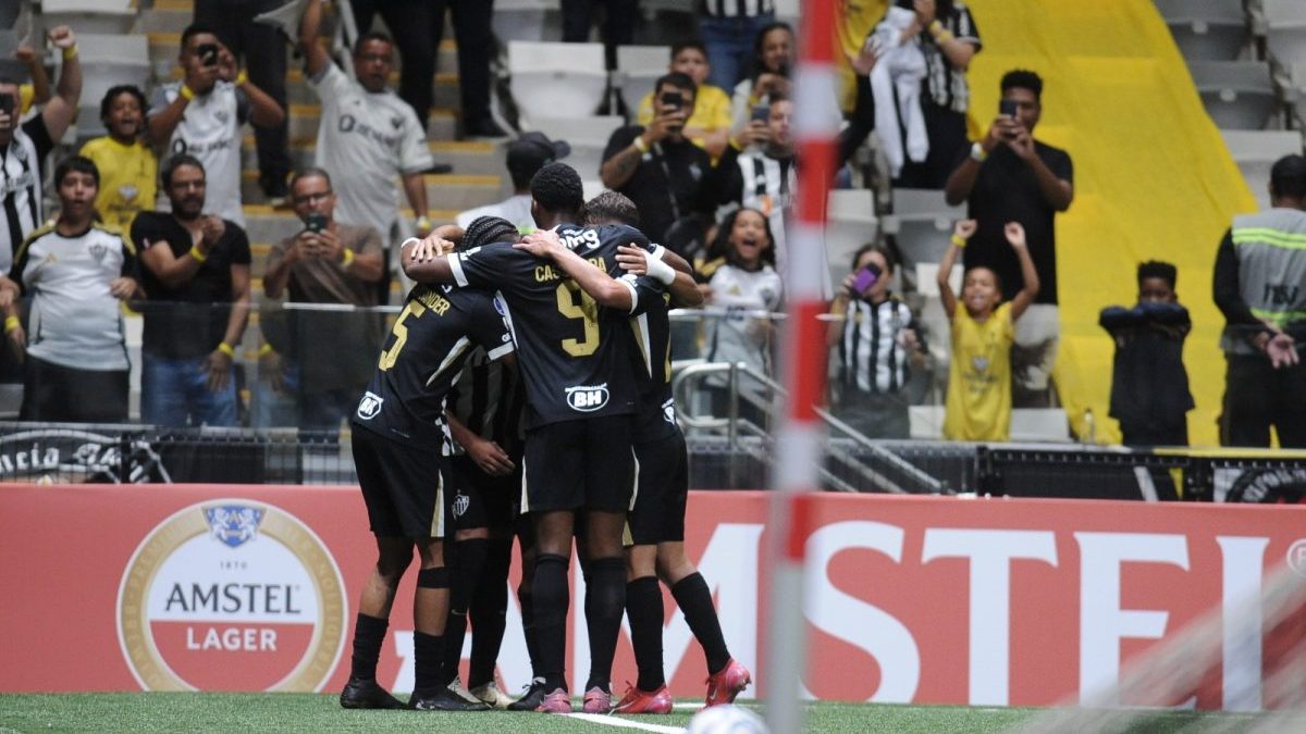 Atlético esbanja volume, vence Cienciano e ganha sobrevida na Sul-Americana